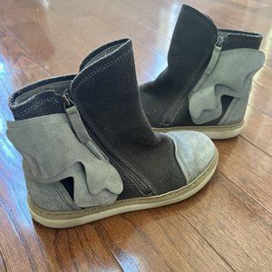 Novel Walk Sz 31 Butterfly Grey Suede chelsea Boots
